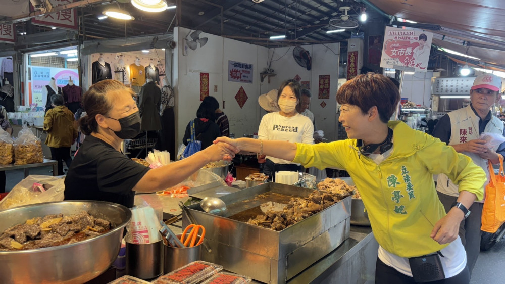 立委陳亭妃走入市場 呼籲姐姐妹妹站出來力挺台南第一位女市長