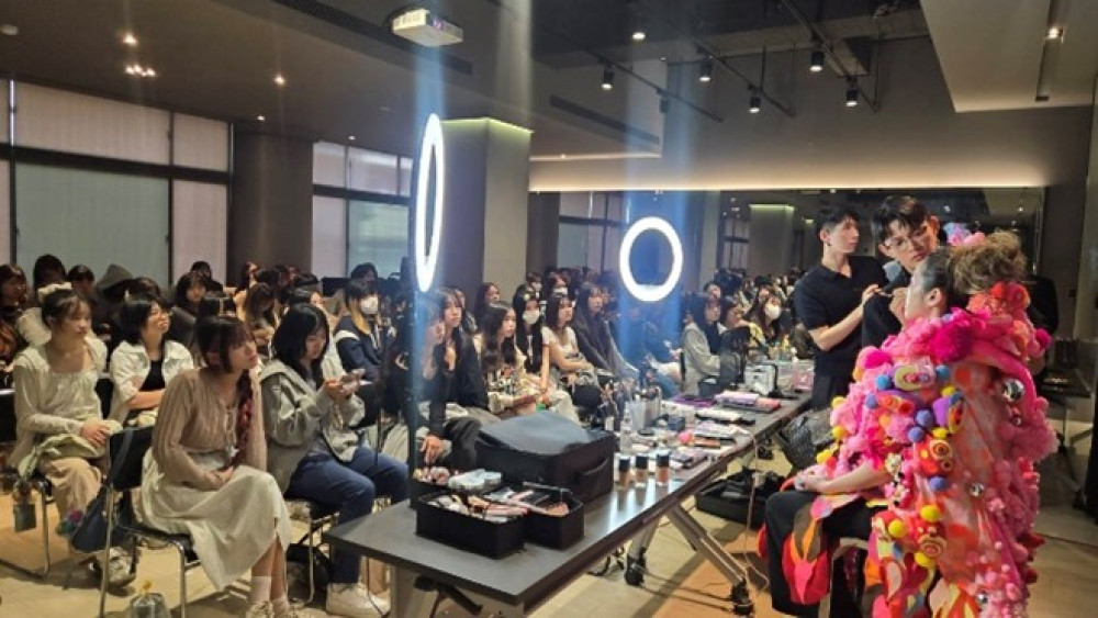 南應大美容系掀颳美妝達人風！大師講座-美妝Uncle爆棚嗨翻天