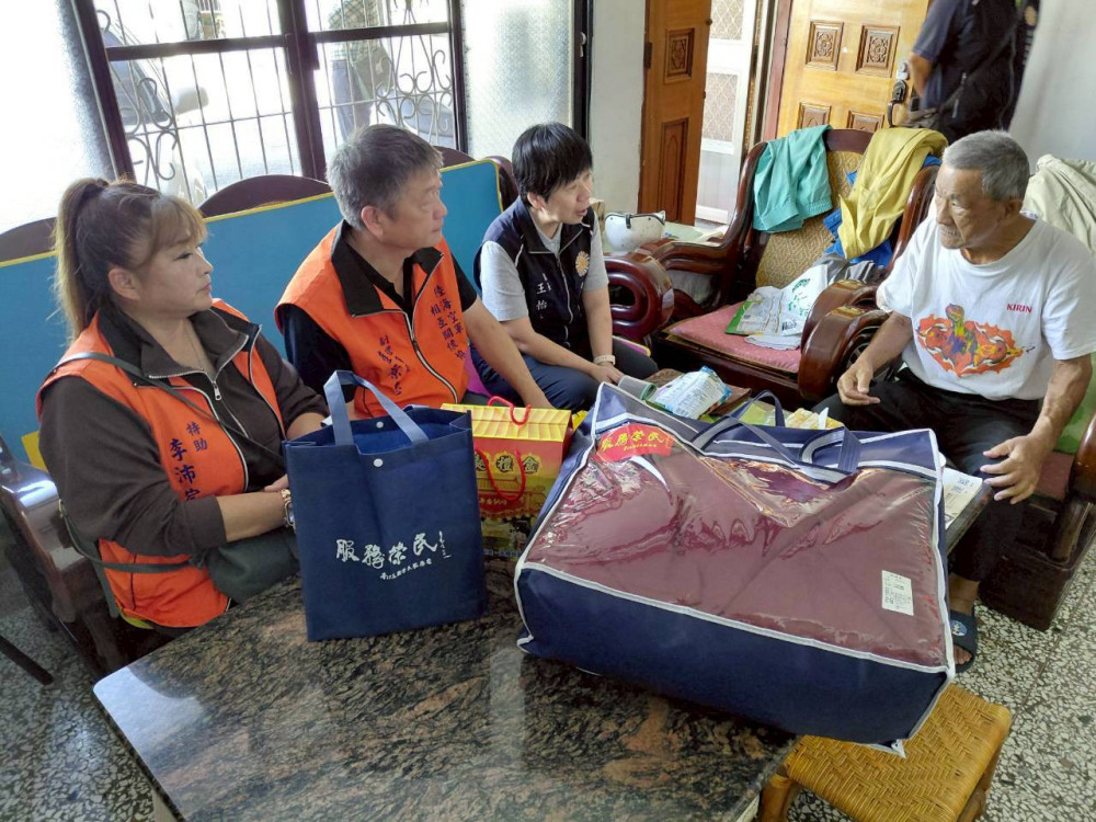 歲末傳愛！ 陸海空軍相互關懷協會南投送暖