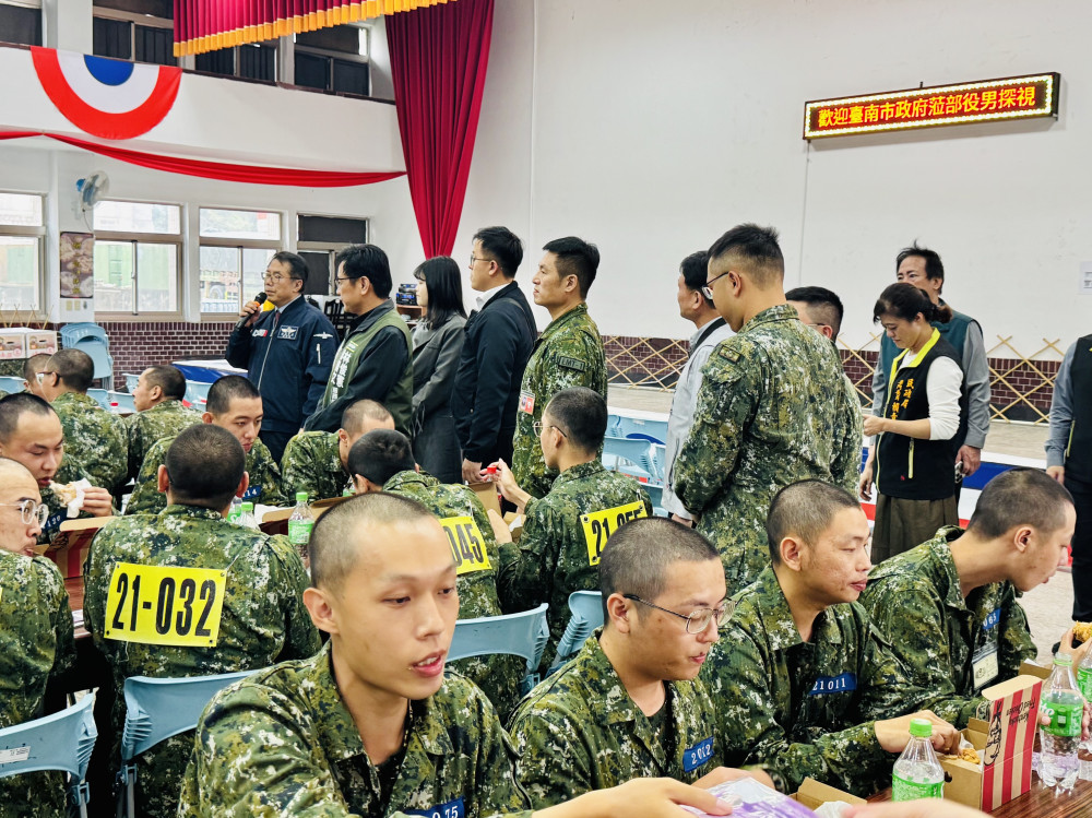 黃偉哲慰問新訓役男 致贈慰勞品表達市民敬意