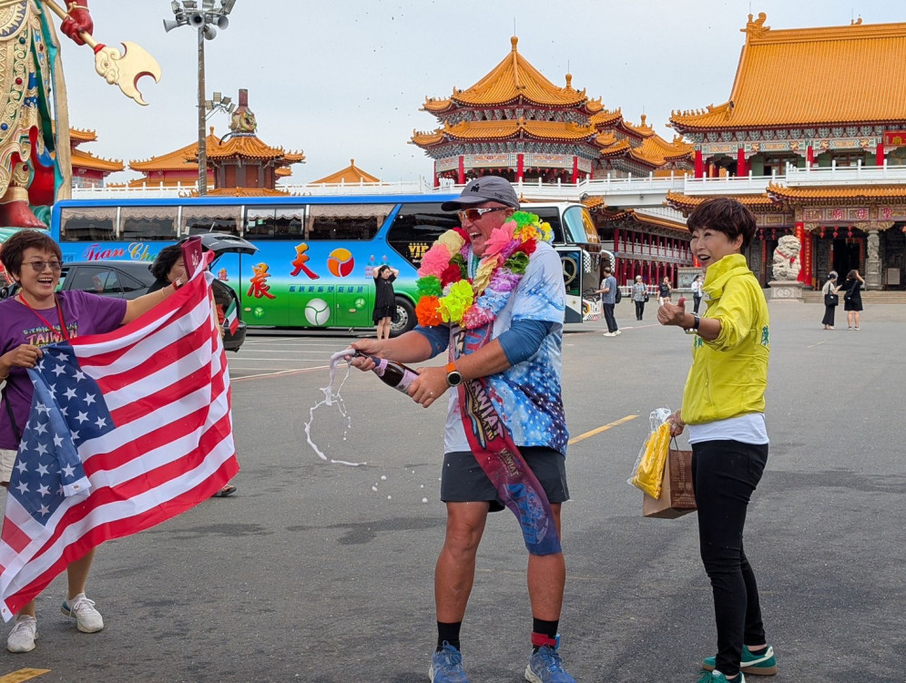 美生命鬥士Brad Kelley台南戰1130公里極限鐵人    陳亭妃陪跑最後一圈：台南為勇氣喝采