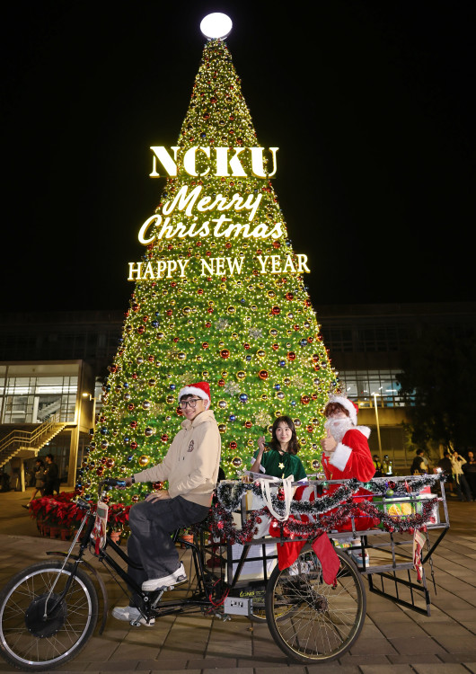 成大聖誕樹點燈最美地標！冬季在地城市共享感恩幸福校園