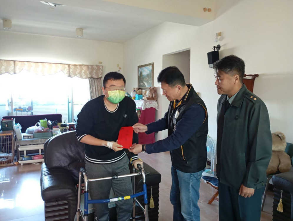 南市軍人服務站慰問因公受傷國軍士官