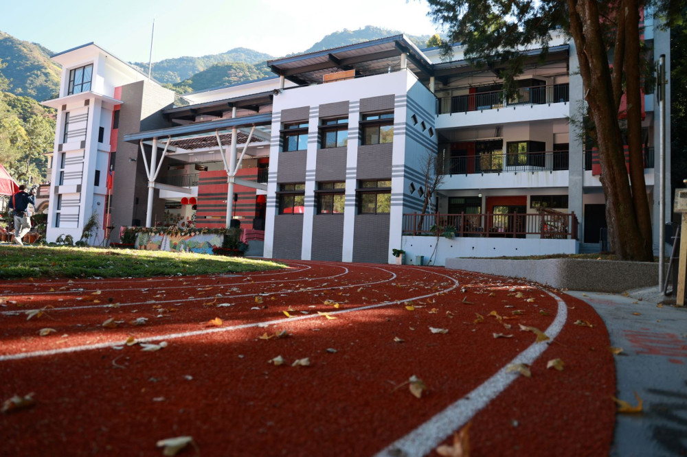 傳承賽德克文化 都達國小新校舍暨跑道球場整建落成