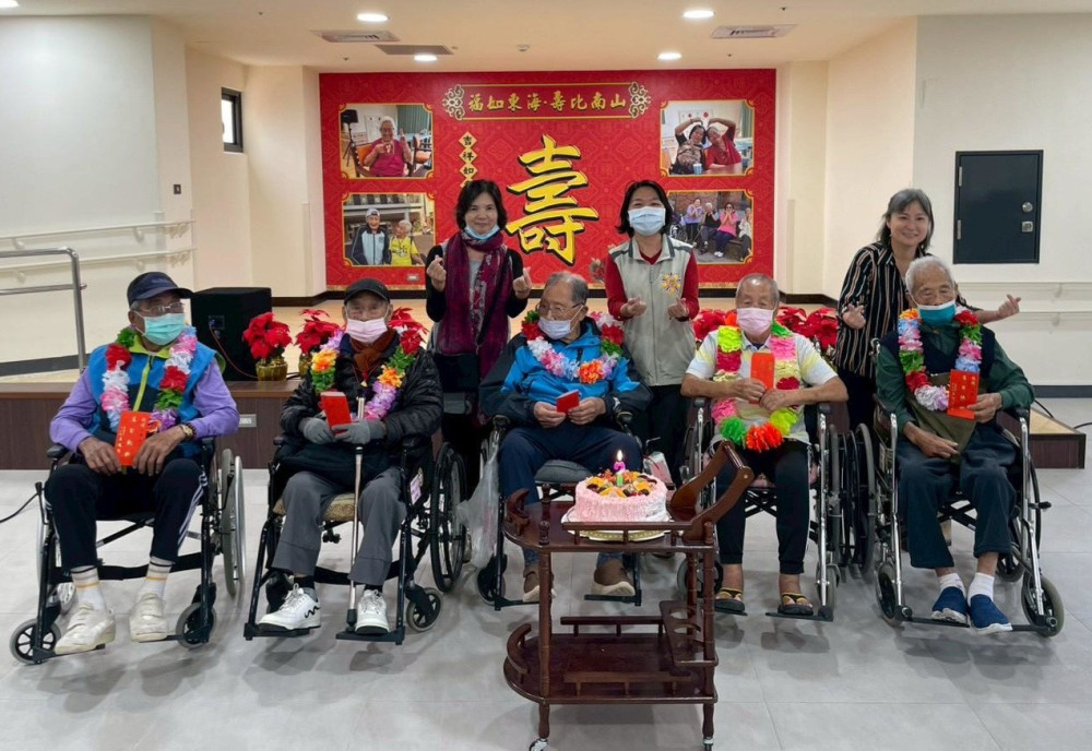 臺南榮家慶生會 歡樂之聲樂團獻唱與住民懷舊同樂