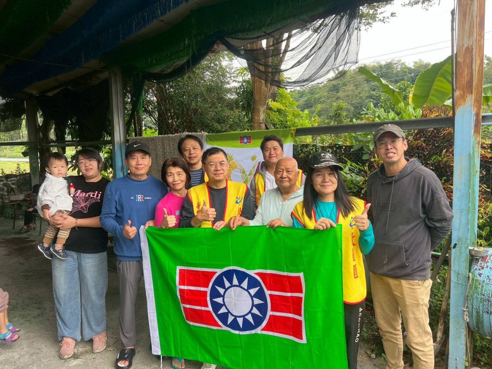 救國團有愛 帶領龍崎教養院生拔蘿蔔 體驗農村樂