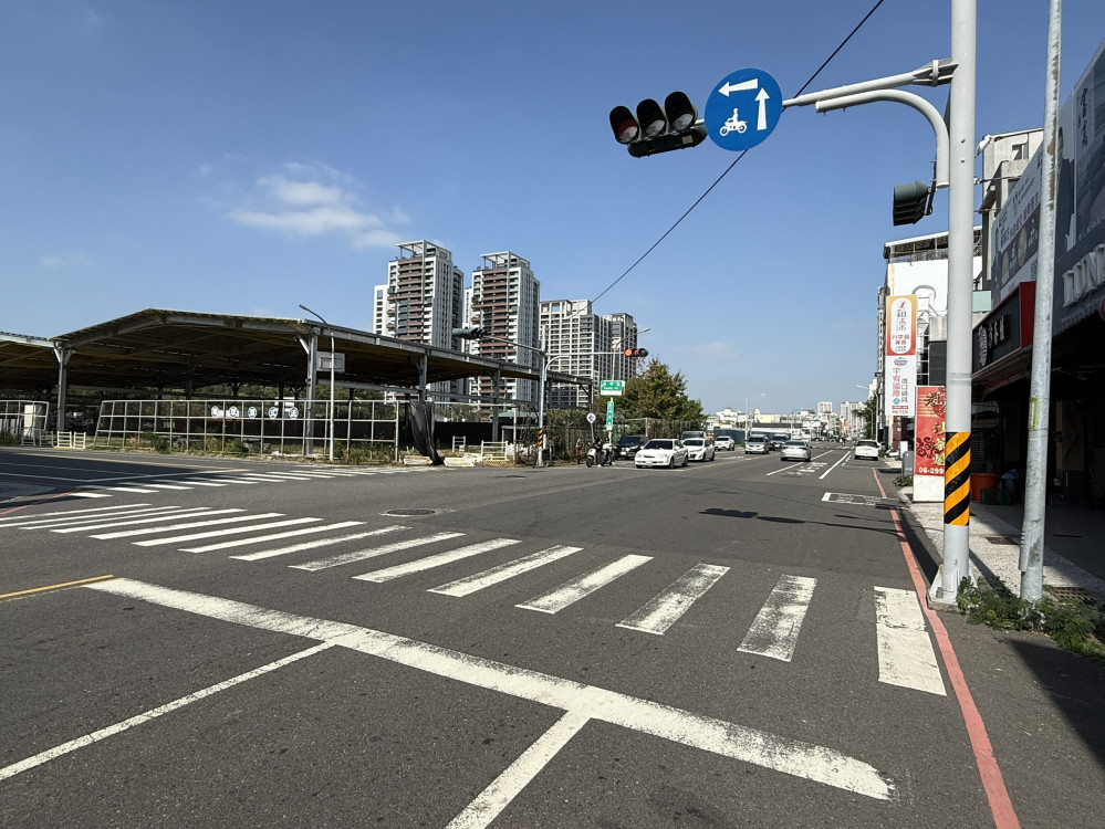 府平華平路口、郡西路建安街路口斑馬線這星期會完成劃線