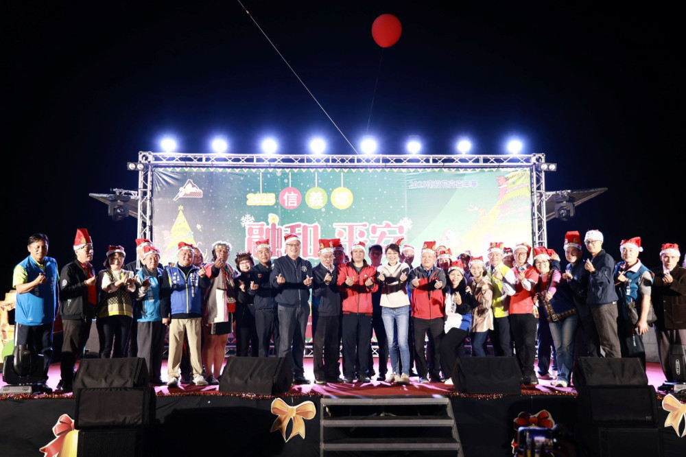 信義鄉羅娜聖誕點燈 遊客互相祝福聖誕快樂