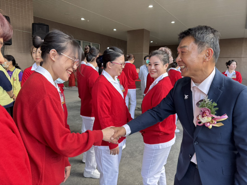 逆轉勝！許智傑後發先至「黃金交叉」民調並列初選第一