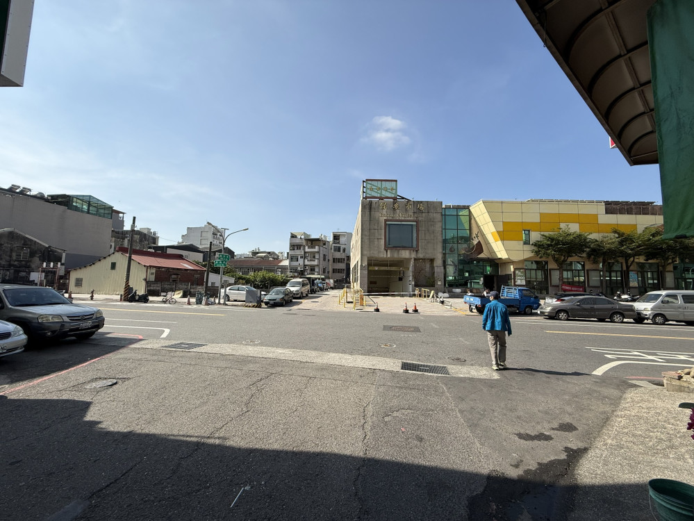 府平華平路口、郡西路建安街路口斑馬線這星期會完成劃線