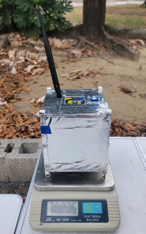 成大首探空氣球升空 將1.5U立方衛星送上平流層　