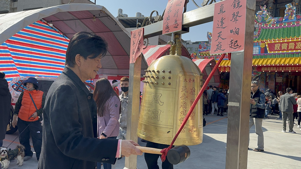 元旦敲鐘迎福！台南武龍宮接續跨年祈福 金鐘響起開啟115年吉祥序幕