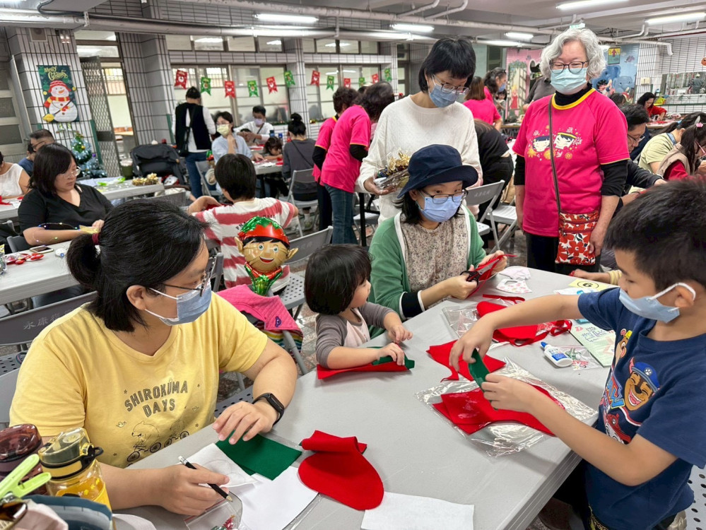 南市家庭教育中心親子攜手共作體驗暖心時光 提前歡度耶誕