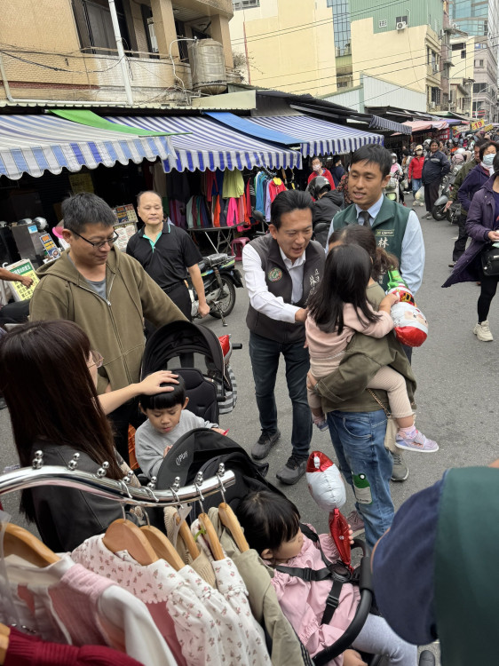 聖誕馬不停蹄！立法委員林俊憲走訪市場、親子活動、國片包場深耕基層