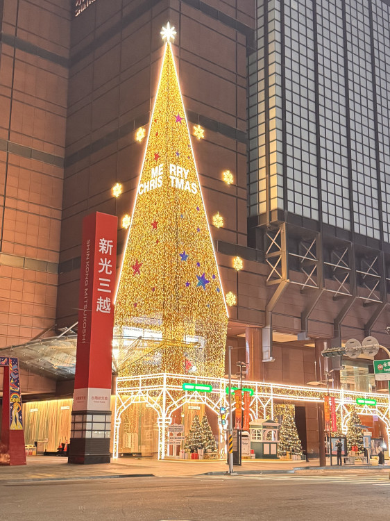 新光三越台南新天地耶誕登場 「愛的光芒」打造南台最美光影盛宴