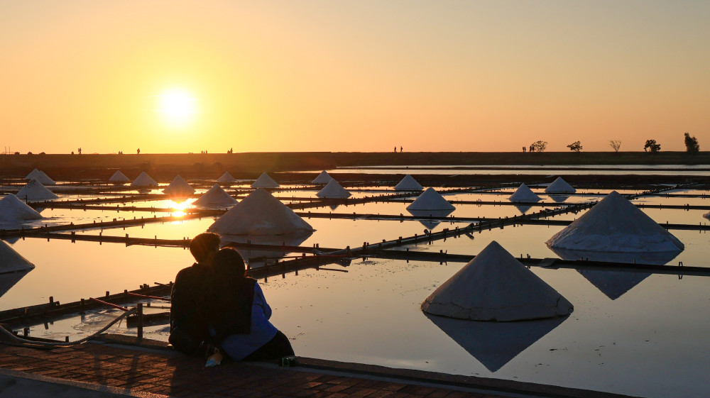 2025-2026 雲嘉南濱海跨年！井仔腳鹽田「送夕陽音樂會」連結文化與祝福