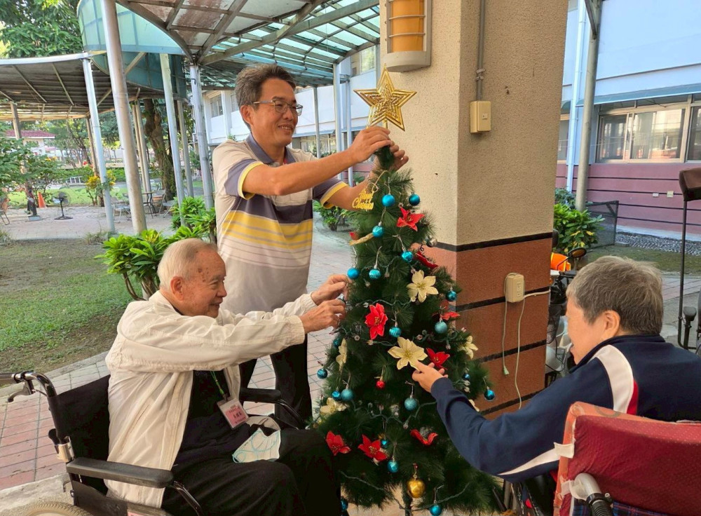 屏東榮家住民職員聖誕佈置 巧手妝點營造溫馨家園