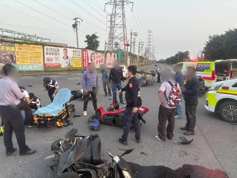 小港中林路口交通事故   4重機騎士遭自小客撞傷