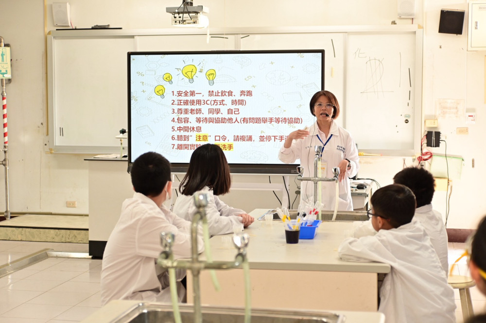 臺南×臺師大合辦科學實驗營 帶領學生從顯微觀察到基礎電路