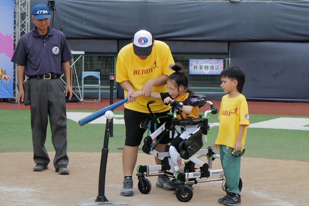 輔英科大物治系扶植希望小太陽 讓身障孩童球場發光