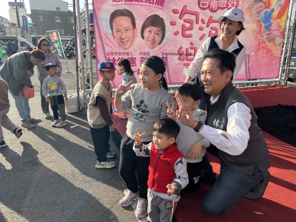 聖誕馬不停蹄！立法委員林俊憲走訪市場、親子活動、國片包場深耕基層