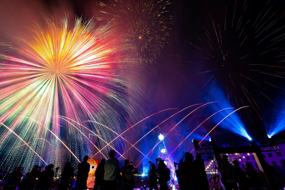 草屯聖誕點燈溫馨登場 許淑華讚彰明電子熱心公益