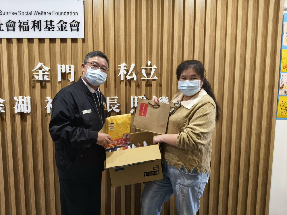 金門榮服處訪視日照中心榮民贈保暖物資