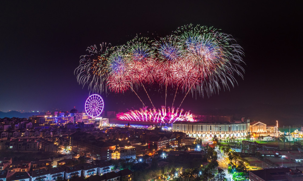 2026義大世界999秒跨年煙火秀 藍色流星雨點亮高雄夜空