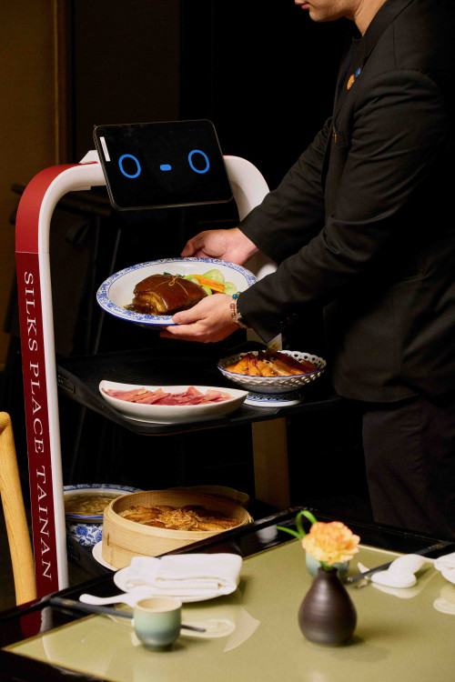 AI 旅宿實驗學院啟動 台南晶英以人才培訓 ＋ 智慧機器人破解缺工難題