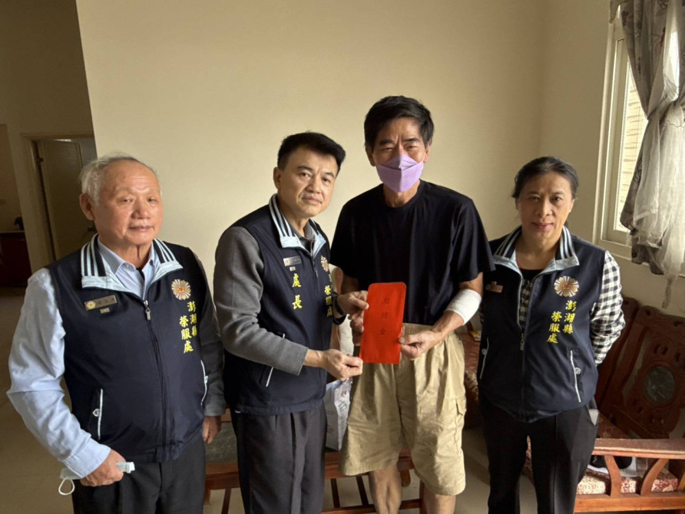 澎湖榮服處親送急難救助金 關懷火災受損榮民生活重建