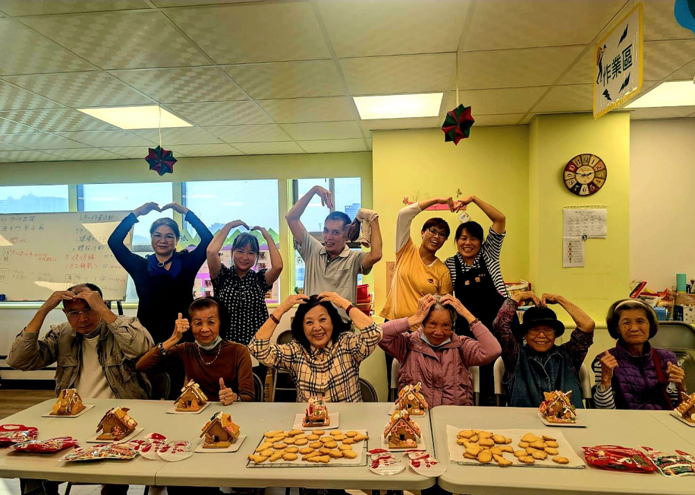 臺南榮家失智長輩聖誕烘焙  DIY薑餅療癒又暖心