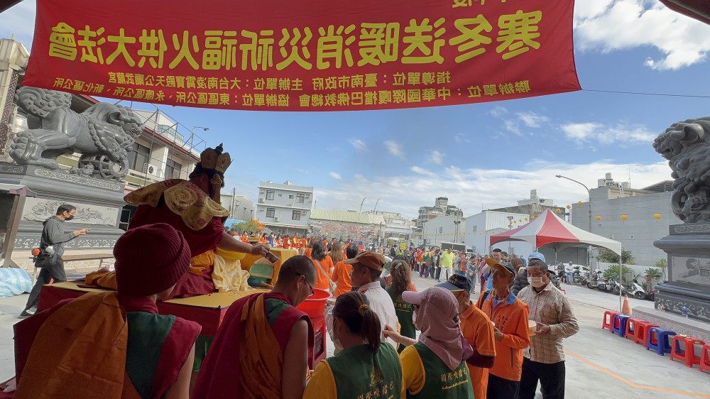 台南武龍宮舉辦寒冬送暖火供法會 物資贈弱勢更送心靈慰藉