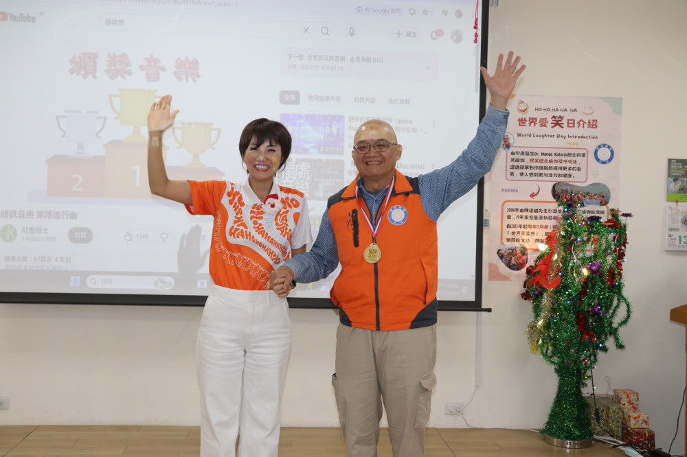 新北市愛笑瑜珈協會成果發表笑哈哈　長輩「愛笑力」展現樂活人生