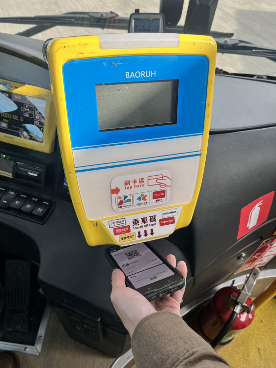 新北市公共運輸再升級！捷運、市區公車明年1/3同步開放乘車QR code