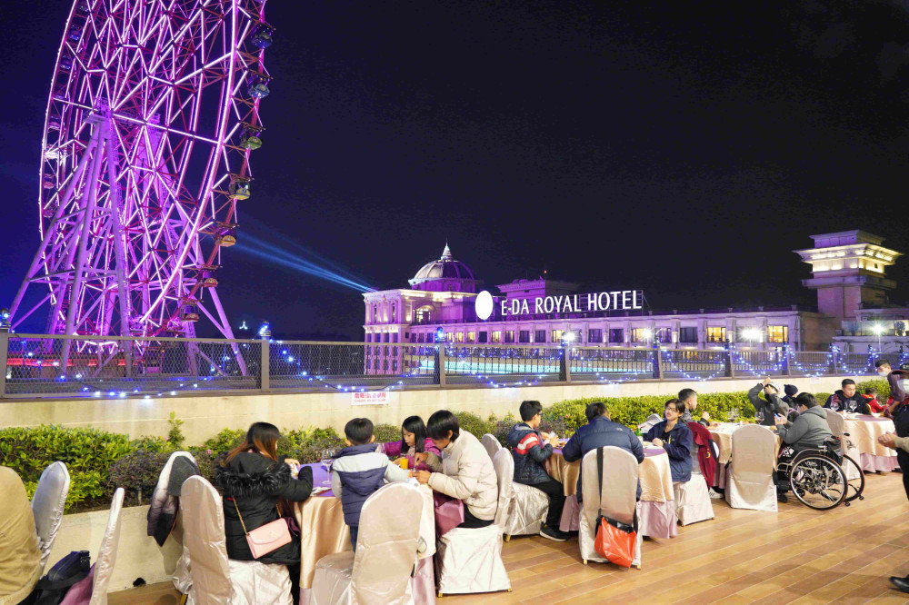 2026義大世界999秒跨年煙火秀 藍色流星雨點亮高雄夜空