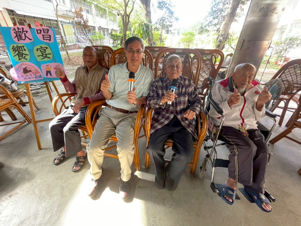 屏東榮家添購卡拉OK 提升住民長輩社交互動生活品質