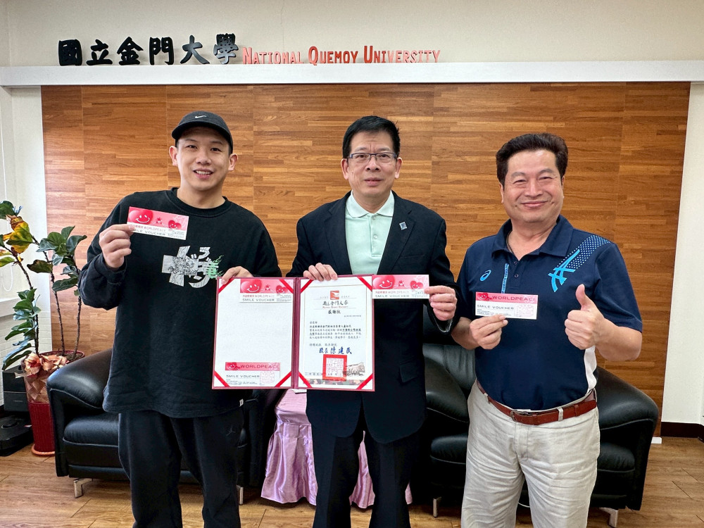 盧松民寒冬送暖!捐贈金大弱勢學生8萬禮券