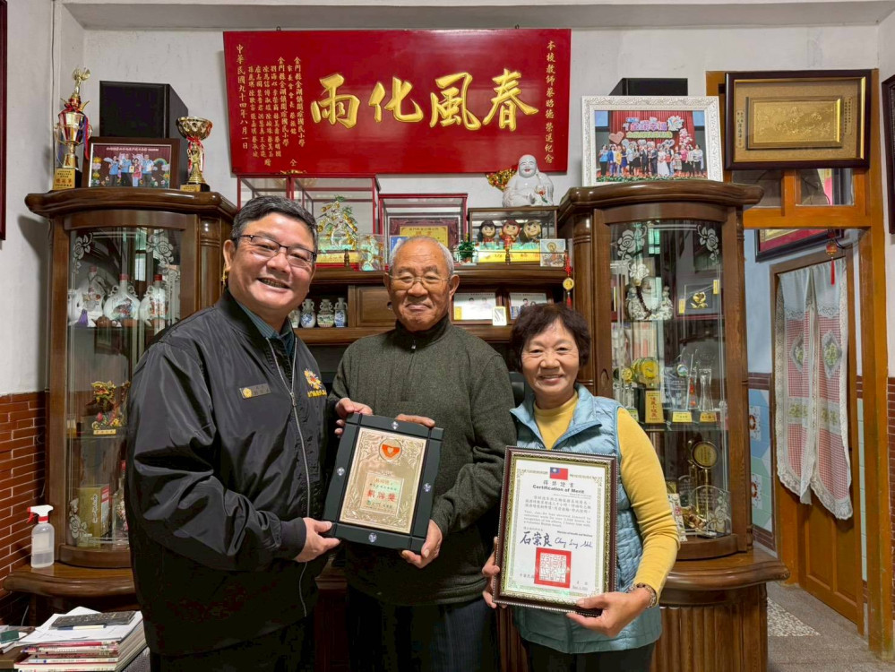 金門榮服處劉信義赴3志工住所轉頒獲衛福部志願服務銅牌獎