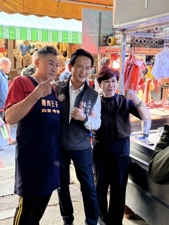 立法委員林俊憲安南果菜市場掃街人氣爆棚 提「安南新都會」願景打造黃金生活圈