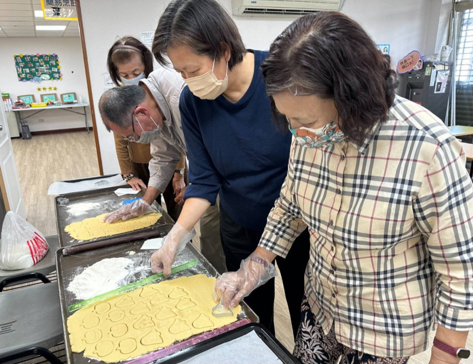 臺南榮家失智長輩聖誕烘焙  DIY薑餅療癒又暖心