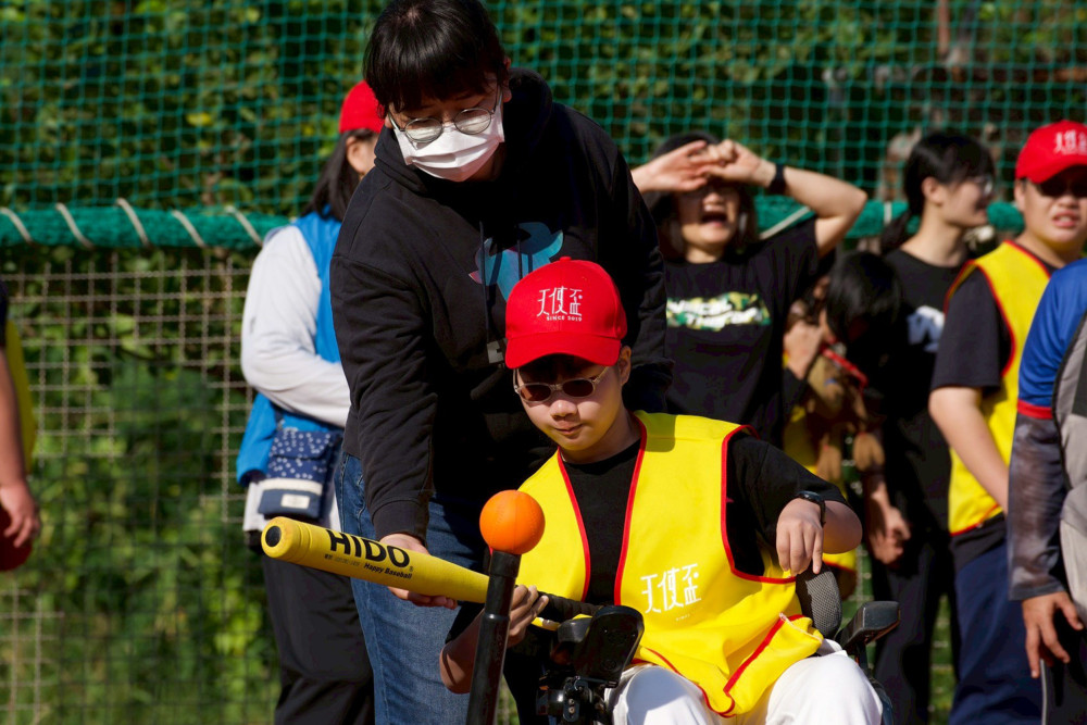 輔英科大物治系扶植希望小太陽 讓身障孩童球場發光