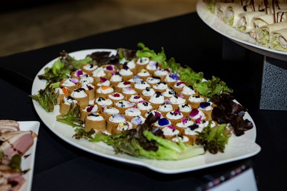 高雄萬豪酒店雙天后壓陣！跨年夜澎湃珍饌與20萬獎項迎光翱翔