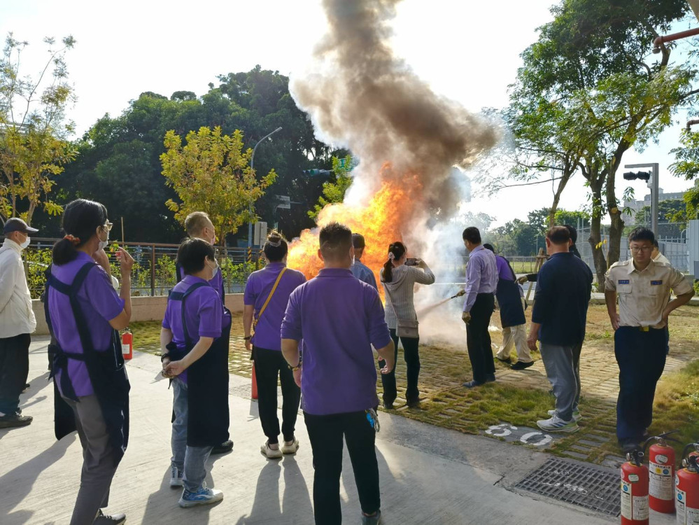 臺南榮家夜間自衛消防演練逼真 提升全體災害應變能力