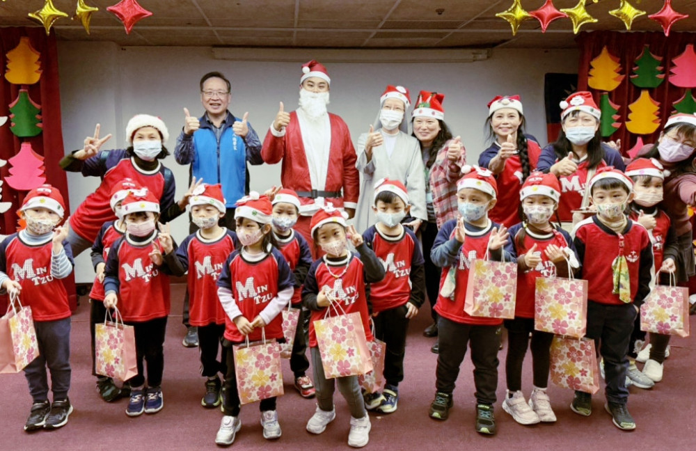 大手牽小手、喜報佳音趣　聖保祿志工攜手萌娃赴八德榮關懷長輩慶耶誕