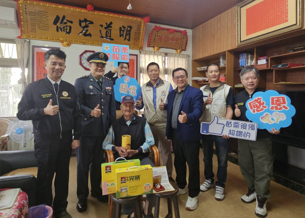 苗栗後備指揮部×榮服處致贈抗戰紀念徽章 向老英雄致敬