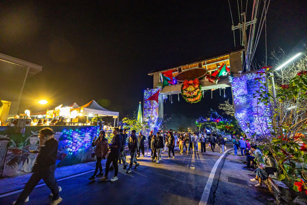 信義鄉羅娜聖誕點燈 遊客互相祝福聖誕快樂