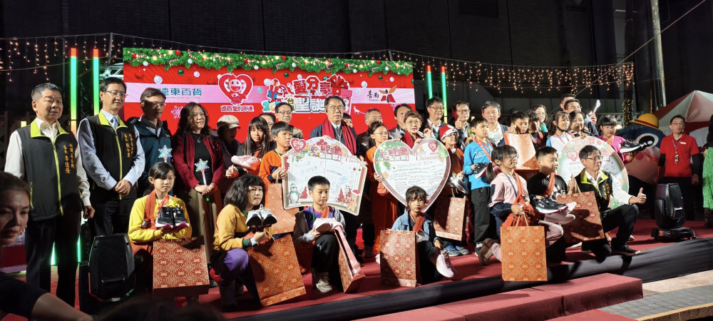 台南大遠百連17年公益點燈 15米聖誕樹點亮偏鄉童心 黃偉哲伉儷、徐雪芳齊獻愛