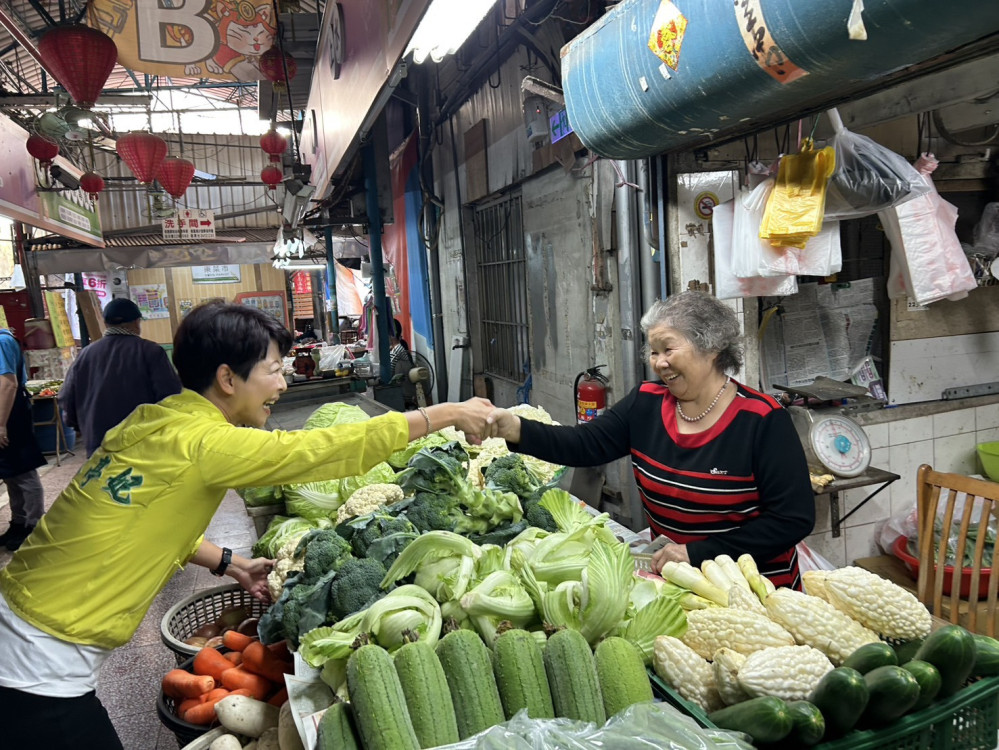 立委陳亭妃週末「行動力爆發」兩天掃遍六大市場