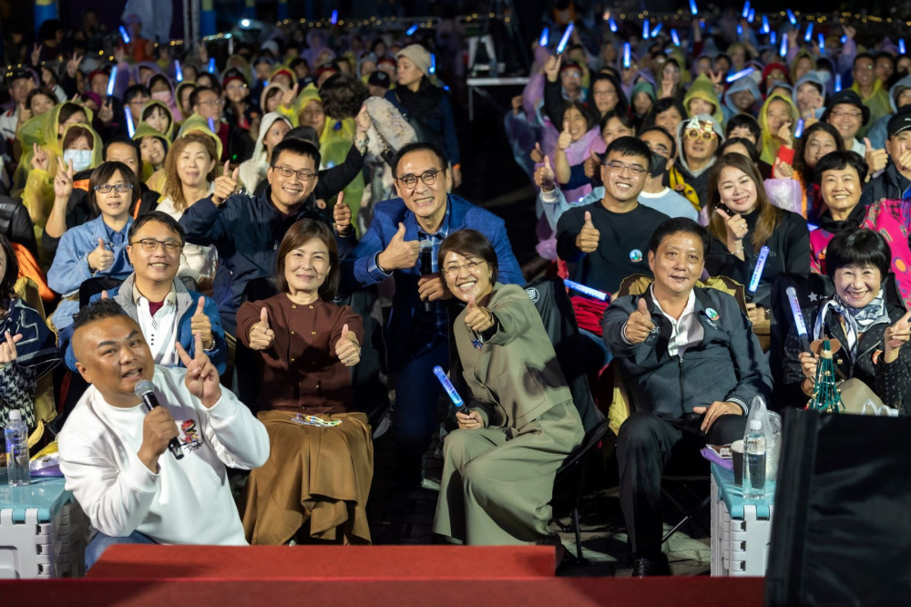 草屯聖誕點燈溫馨登場 許淑華讚彰明電子熱心公益