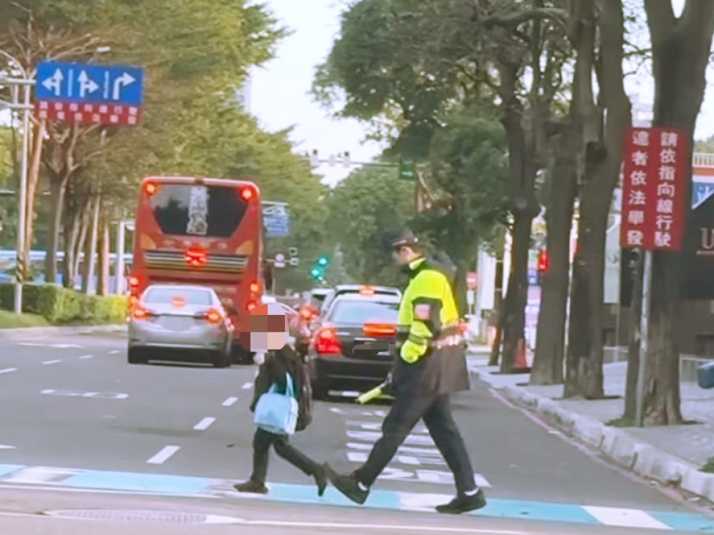 暖心陪伴學童安全通過繁忙馬路　竹北警日常中真實展現人民保姆價值